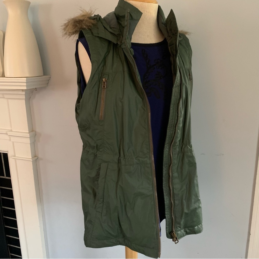 Athleta green Alpine Air Vest with removable faux fur collar Size medium - Picture 3 of 13